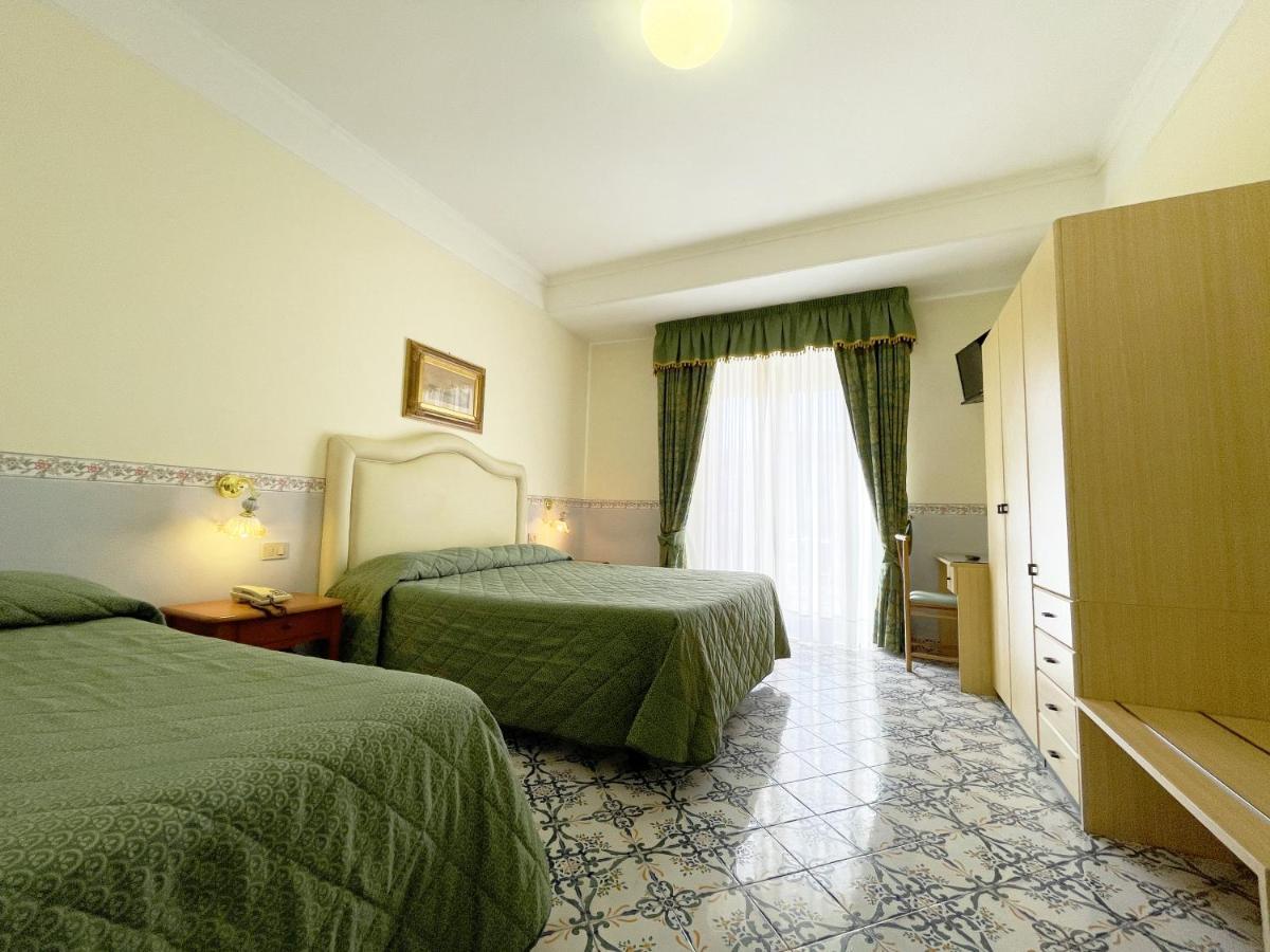 Hotel Reginella SantʼAgata sui Due Golfi Exterior foto