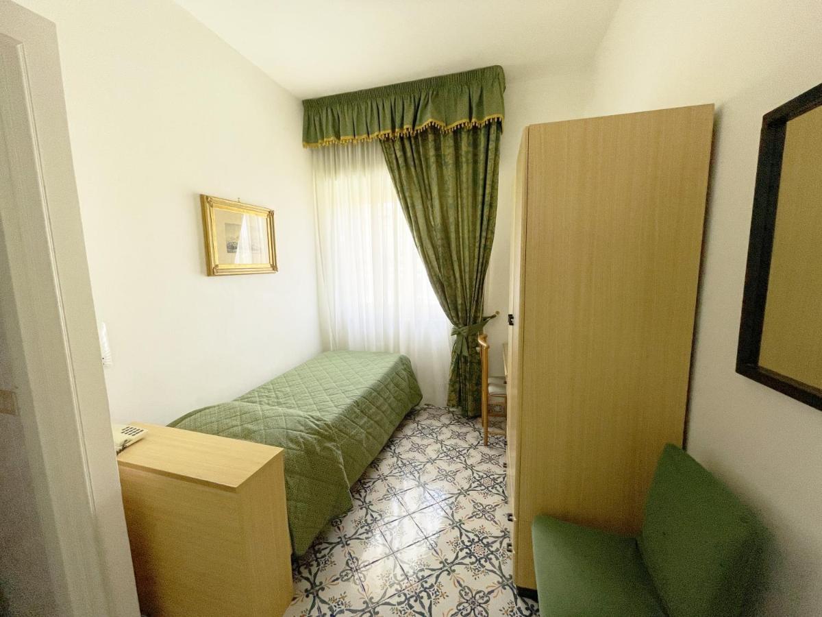 Hotel Reginella SantʼAgata sui Due Golfi Exterior foto