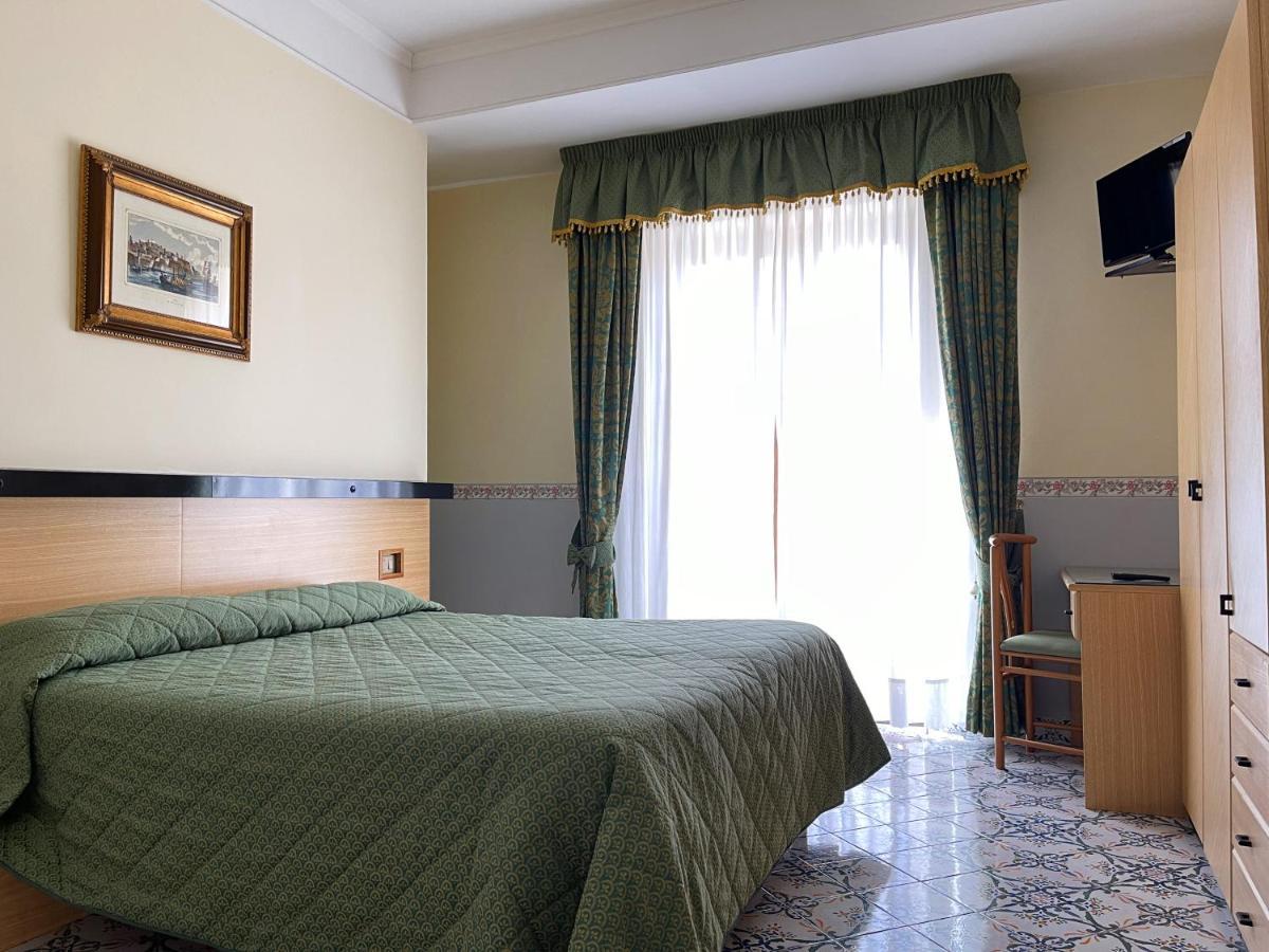 Hotel Reginella SantʼAgata sui Due Golfi Exterior foto