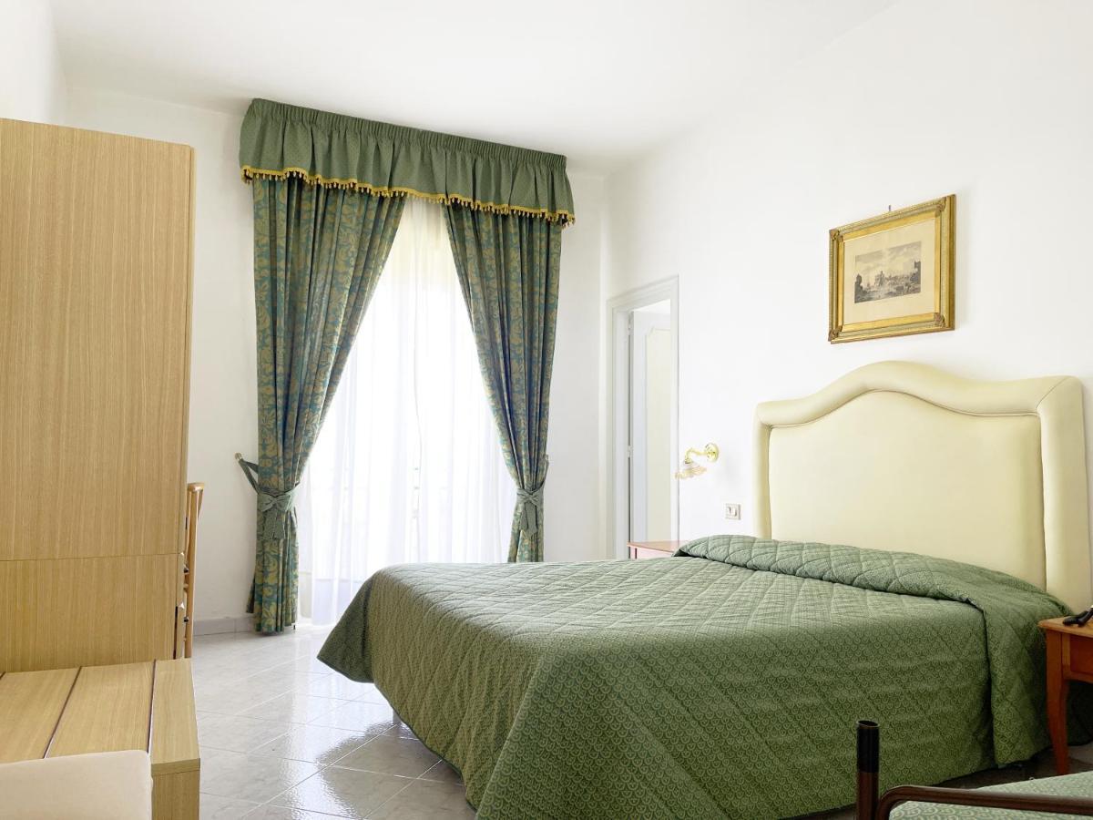 Hotel Reginella SantʼAgata sui Due Golfi Exterior foto